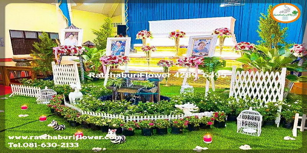 สวนดอกไม้หน้าศพ สวนงานศพ สวนหน้าศพ สวนหน้าหีบ สวนประดับดอกไม้งานศพสวยหรู ดอกไม้งานขาวดำแบบสวน ดอกไม้งานศพแบบสวน พิธีศพแบบสวน สวนหน้าเมรุ แบบที่ 42