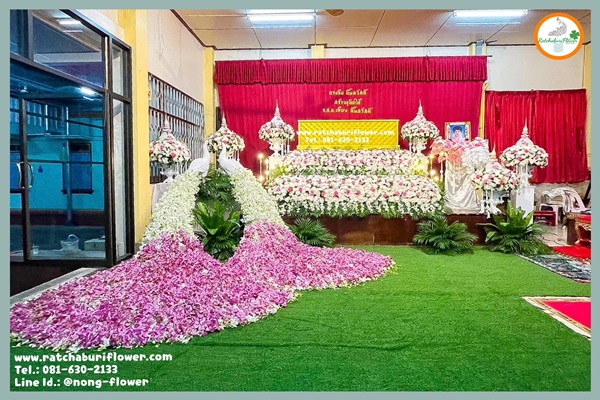 สวนดอกไม้หน้าศพ ดอกไม้งานศพนกยูง จัดงานศพนกยูง นกยูงประดับงานศพราคาไม่แพง ดอกไม้ในงานศพนกยูง หีบศพราคาถูก ดอกไม้หน้าหีบตกแต่งนกยูง แบบที่ 4