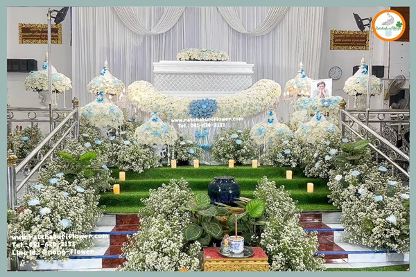 ดอกไม้งานศพพระราชทานเพลิงสวยหรู สวนดอกไม้หน้าศพนกยูง ดอกไม้งานศพสวยๆ ดอกไม้หน้าศพสวยงาม ดอกไม้หน้าหีบพระราชทาน ดอกไม้หน้าเมรุ สวย ราคาถูก แบบที่ 1 
