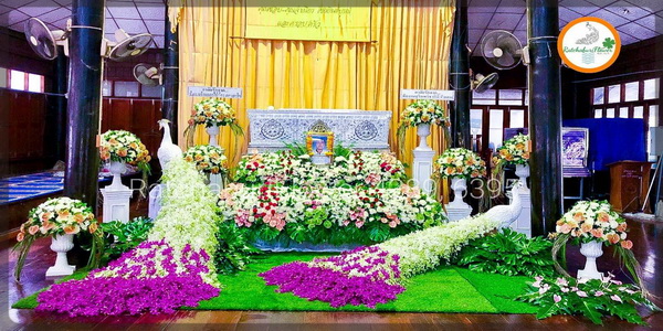 สวนดอกไม้งานศพ & ดอกไม้งานศพ ประดับนกยูง แบบที่ 17