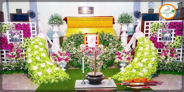 สวนดอกไม้งานศพ & ดอกไม้งานศพ ประดับนกยูง แบบที่ 18
