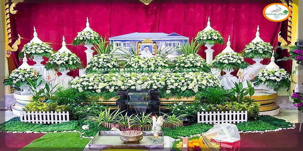 สวนดอกไม้หน้าศพ ดอกไม้งานศพแบบสวน สวนหน้าหีบศพ สวนธรรมชาติประดับหน้าหีบศพ รับจัดสวนหน้าศพพร้อมดอกไม้สวยงาม แบบที่ 27
