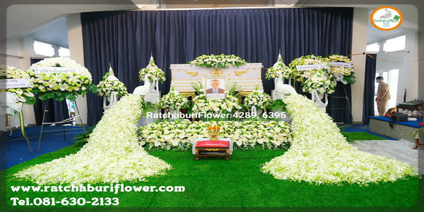 สวนดอกไม้หน้าศพ ดอกไม้งานศพนกยูงสีขาว ดอกไม้หน้าหีบสีขาวสวยหรูประดับนกยูง จัดงานศพสไตล์นกยูง ดอกไม้พิธีศพสวยหรูแบบนกยูง ราคาไม่แพง แบบที่ 41