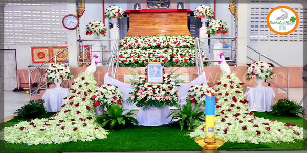 สวนดอกไม้งานศพ & ดอกไม้งานศพ ประดับนกยูง แบบที่ 13