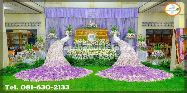 สวนดอกไม้หน้าศพ ดอกไม้งานศพประดับนกยูง ดอกไม้หน้าศพสวยหรูแบบนกยูงงานศพ ดอกไม้หน้าหีบสไตล์นกยูง ดอกไม้หน้าเมรุสวยๆ ราคาไม่แพง แบบที่ 12