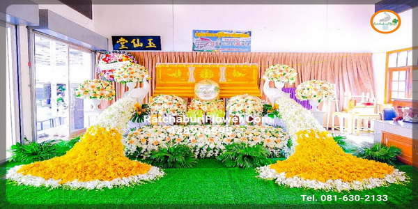 จัดดอกไม้หน้าศพนกยูง สวนดอกไม้งานศพสวยๆประดับนกยูง ดอกไม้หน้าหีบสวยหรู ดอกไม้หน้าเมรุ ดอกไม้งานขาวดำ สไตล์นกยูงสง่างาม ราคาถูก แบบที่ 38
