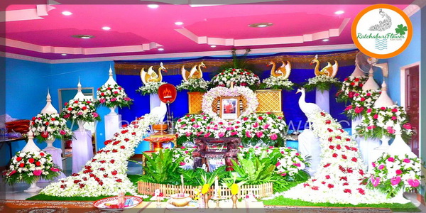สวนดอกไม้หน้าศพ & ดอกไม้งานศพ ประดับนกยูง แบบที่ 6
