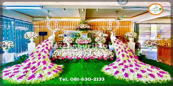 สวนดอกไม้หน้าศพแบบนกยูง ดอกไม้งานศพนกยูง ดอกไม้หน้าหีบสไตล์นกยูง ดอกไม้งานขาวดำสวยหรู นกยูงดอกไม้สดประดับงานศพ ดอกไม้หน้าเมรุนกยูง สวยสง่า แบบที่ 39
