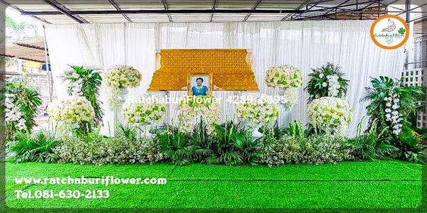 สวนดอกไม้หน้าศพ ดอกไม้งานศพรูปแบบทันสมัย ดอกไม้หน้าศพสีขาว ดอกไม้หน้าหีบสีขาว ดอกไม้ประดับงานศพสวยๆ จัดงานศพแบบสมัยใหม่ ดอกไม้พิธีศพสวนสีขาว แบบที่ 45