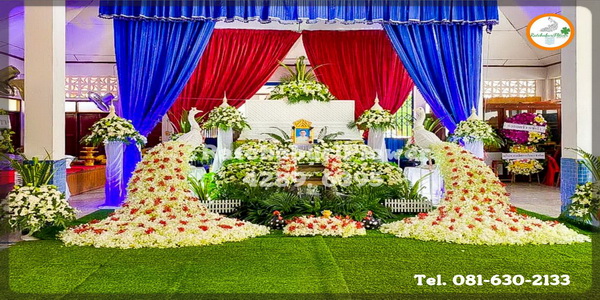 สวนดอกไม้งานศพแบบนกยูง ดอกไม้หน้าศพแบบสวนนกยูง ดอกไม้หน้าหีบนกยูงและสวนงานศพ สวนประดับนกยูงหน้าศพ สวนสวยๆประดับงานศพ ดอกไม้หน้าเมรุ สวยหรู แบบที่ 20