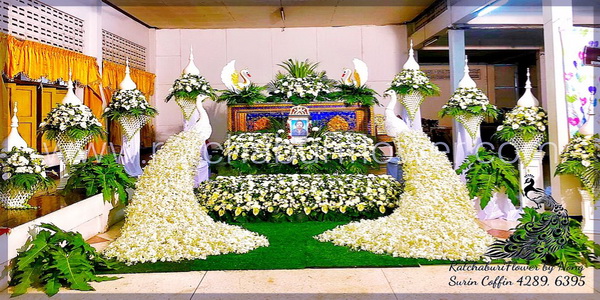 สวนดอกไม้หน้าศพ & ดอกไม้งานศพ ประดับนกยูง แบบที่ 10