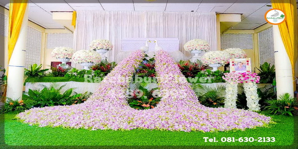 สวนดอกไม้หน้าศพ ดอกไม้งานศพประดับนกยูง ดอกไม้หน้าหีบสวยๆ ดอกไม้หน้าศพออกแบบพิเศษ ดอกไม้งานศพนกยูง ดอกไม้งานขาวดำ ดอกไม้หน้าเมรุ สวย ราคาถูก แบบที่ 5