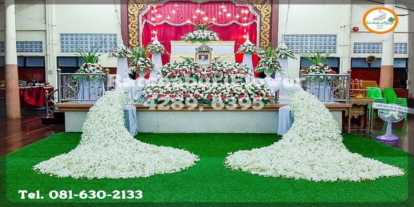 สวนดอกไม้หน้าศพ ดอกไม้งานศพนกยูงสวยหรู จัดดอกไม้หน้าหีบนกยูงสวยๆ ดอกไม้นกยูงงานศพ ดอกไม้พิธีศพแบบนกยูง ดอกไม้หน้าเมรุสวยๆ นกยูงสวยหรูหน้าศพ แบบที่ 40