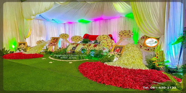 สวนดอกไม้หน้าศพ สวนสวยๆในพิธีงานศพ จัดงานศพแบบสวนดอกไม้ ดอกไม้หน้าศพแบบนกยูง สวนนกยูงประดับหน้าหีบศพ ดอกไม้งานศพสวยๆ จัดดอกไม้หน้าเมรุ แบบที่ 33